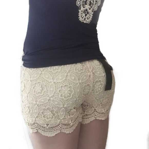 Janet Paris Cream Lace crochet Stretchy Shorts - Picture 4 of 4